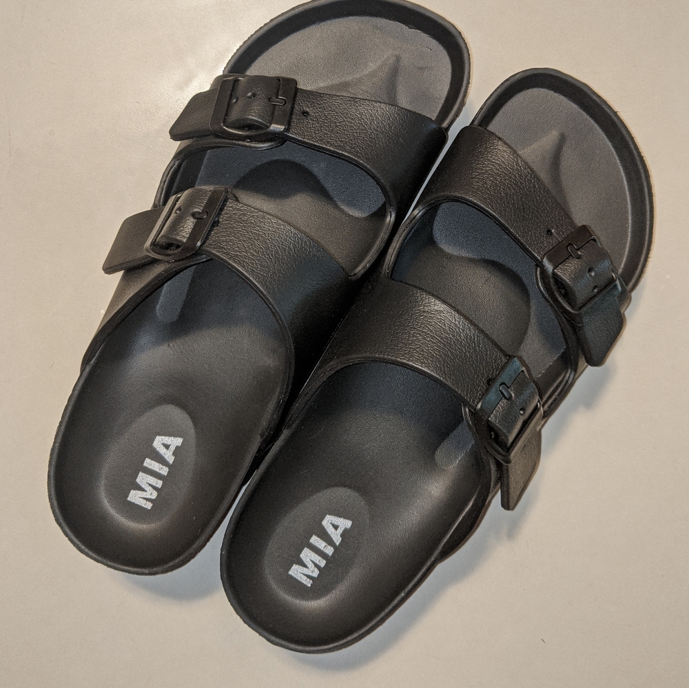 NWOT MIA WEDGE SANDALS